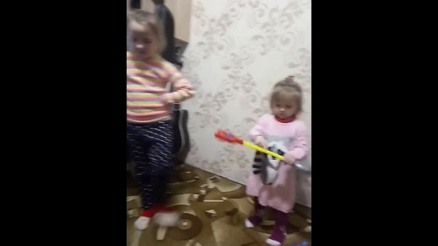 Как Алиса с Дианой учили песню на ПРАЗДНИК ПАСХИ!!! смотреть онлайн