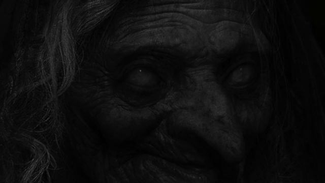 БАБКА ЛОМИТСЯ В МОЙ ДОМ | Страшная история смотреть онлайн