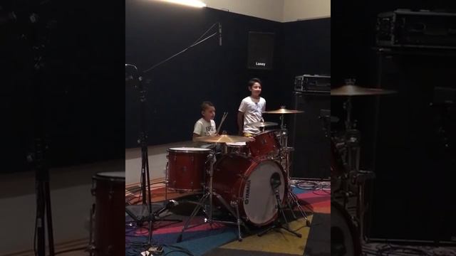 El hijo de Paco Ayala & Heydee Hofman todo un ROCKERO смотреть онлайн