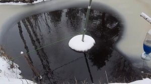 Новая система аэрации, незамерзающая полынья в пруду зимой на дачном участке. Ноябрь