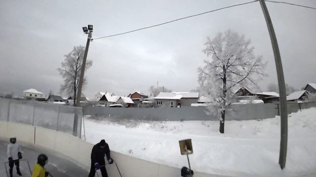 Хоккейная коробка команды "Молния" Верхняя Тура , буллиты Николая Наумова )) голкипер Игорь Гурьяно смотреть онлайн