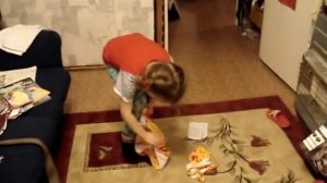 девочка с купальными трусами