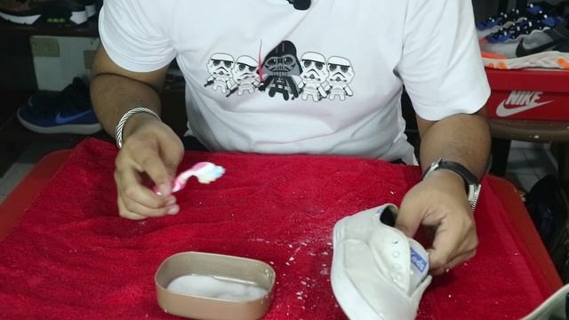 HOW TO CLEAN WHITE CANVAS SNEAKERS EASY! смотреть онлайн