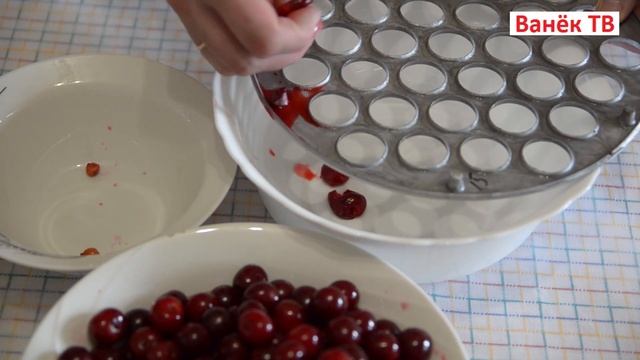 ЛАЙФХАК! БЫСТРЕЕ НЕ БЫВАЕТ! самый быстрый способ извлечения косточек из вишен! смотреть онлайн