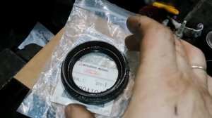 Мицубиси Аутлендер 3л 2007год замена сальника правого привода, рулевой тяги, ступичного подшипника.