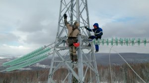 Подъем и закрепление натяжных гирлянд изоляторов на анкерно-угловой опоре У500н-1.С8