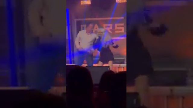 Muškarac se popeo Maji Šuput na binu, Kaštelir 17. 2. 2024. смотреть онлайн