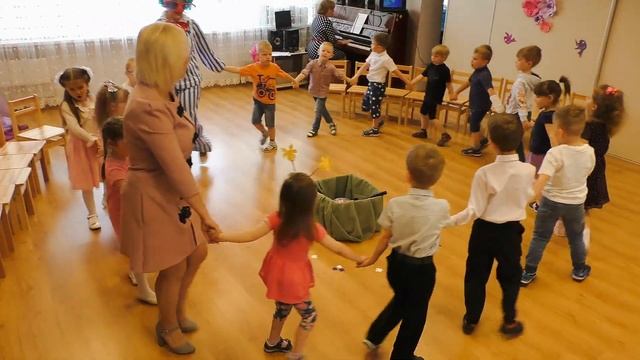 Little Marina празднует день матери в детском саду смотреть онлайн