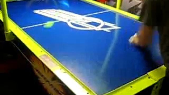 аэрохоккей/air hockey играют: Антонов - Хомченков смотреть онлайн
