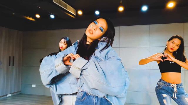 蔡依林 Jolin Tsai - 消極掰(Life Sucks) (Cover by Sara Shang + eLynn) / Choreography by Sara Shang смотреть онлайн