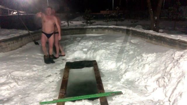 Крещенские морозы, купание в проруби, баня !!! смотреть онлайн