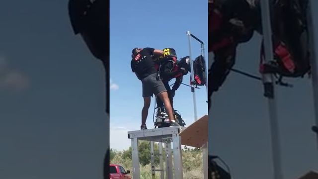 Чуваки тестируют реактивные ботинки😨 смотреть онлайн