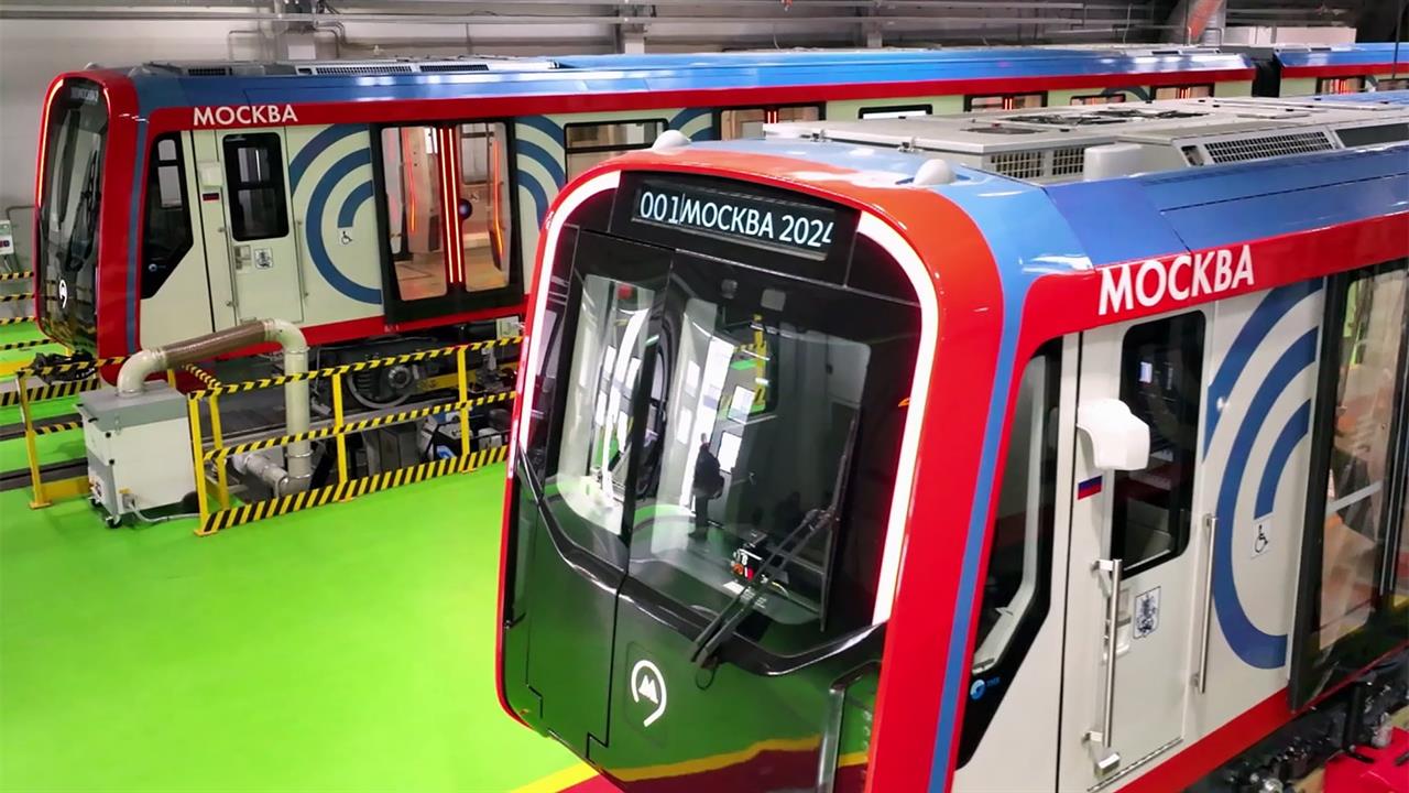 На Замоскворецкой линии метро запустили поезда нового поколения "Москва-2024" смотреть онлайн
