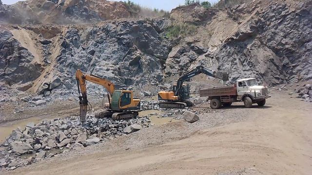 Hyundai R140LC - 9 Breaker And Bucket Operation