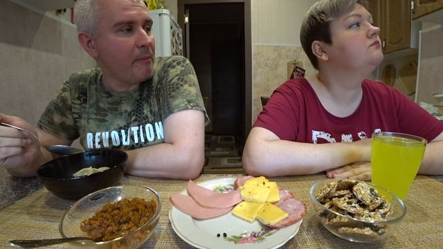 Мукбанг разгорелся СКАНДАЛ ? Брак трещит по ШВАМ ? УСТАЛА от мужа ? Обед пельмени, колбаса и чай смотреть онлайн