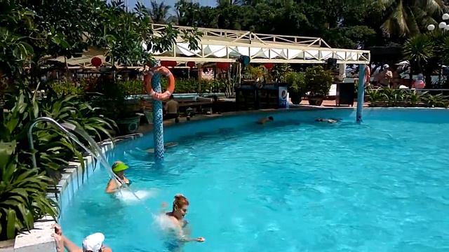 БАССЕЙН НА ПЛЯЖЕ. Вьетнам, Нячянг, февраль 2017. смотреть онлайн