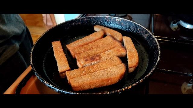 Чесночные гренки с насыщенным сырным соусом смотреть онлайн