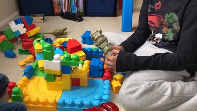 Dinosaurs ATTACK Mega Bloks City! Blaze to the RESCUE!! смотреть онлайн