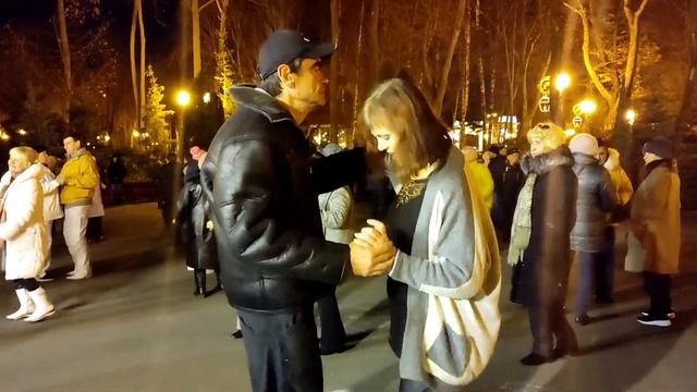 ВРЕМЯ ТАК БЕЗЖАЛОСТНО ЖЕСТОКО!???/ТАНЦЫ В ПАРКЕ ГОРЬКОГО ХАРЬКОВ ДЕКАБРЬ 2021 смотреть онлайн