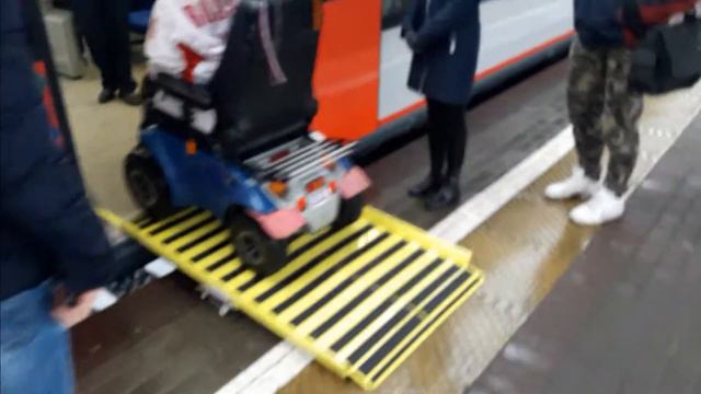 Московское центральное кольцо (МЦК) / Въезд в вагон на электро-колясочке! смотреть онлайн