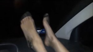 Соблазнительные женские ножки в чулках