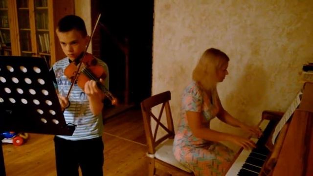 Сережа играет, мама аккомпанирует, Маша на подтанцовке смотреть онлайн