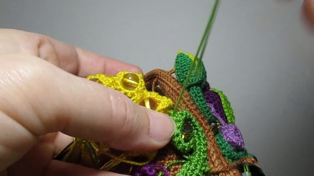 Закрепляю завиток из вязаного крючком жгута справа от застёжки сумки смотреть онлайн