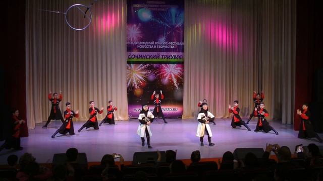 Лезгинка. Танцуют дети на сцене в Сочи. смотреть онлайн