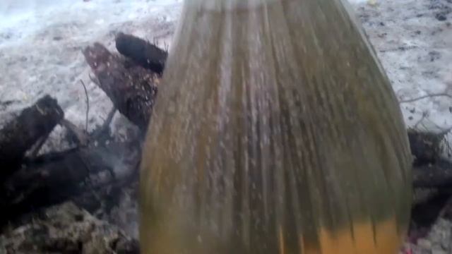Кипячение воды в пакете над костром смотреть онлайн