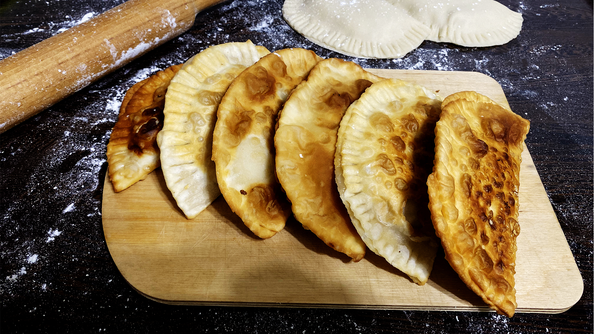 Как приготовить простые и вкусные Чебуреки