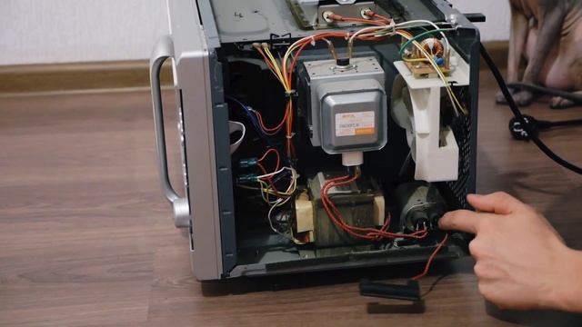 Крутит но не греет. 100 руб за ремонт микроволновки BORK смотреть онлайн