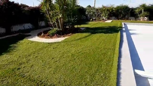 Искусственный газон на даче | Artificial turf in the country смотреть онлайн
