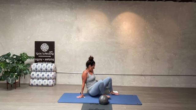 Thegracefulyogi 40 min Pilates Mat Class Small Ball Prop смотреть онлайн