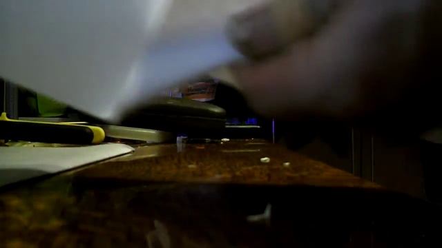 Электризация стеклянной палочки трением о бумагу. смотреть онлайн