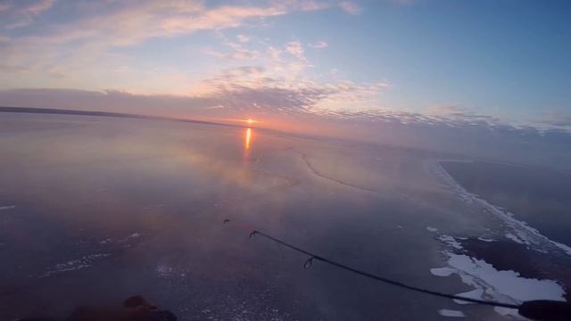 Первый лед на Рыбинском водохранилище. Окуни Рожновского мыса. смотреть онлайн