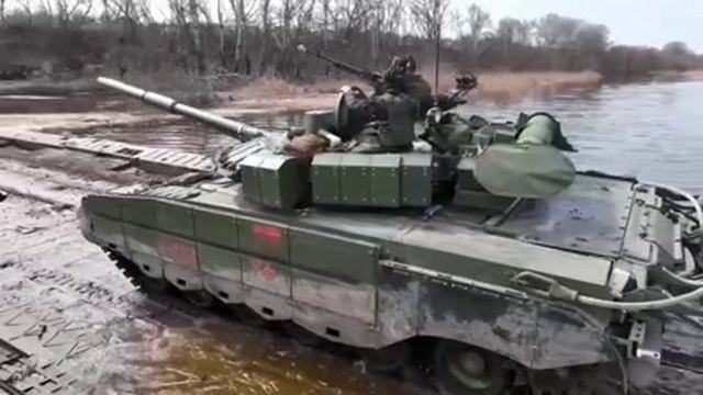 Движения боевой техники по понтонной переправе через реку Северский Донец на Украине.. смотреть онлайн