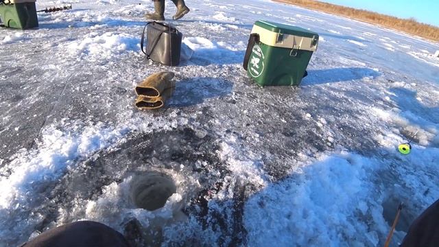 МУЖИКИ Я ИХ НАШЁЛ! УБЕРИ НОГУ - ПРОБУРЮ ЛУНКУ! КАРАСИНАЯ ЛИХОРАДКА или КАК в ДЕРЕВНЕ РЫБУ ЛОВЯТ! смотреть онлайн