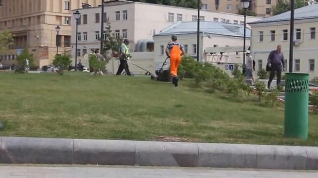 Стрижка стриженной травы. Хитровская площадь 24 06 2016 смотреть онлайн