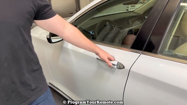 2017 - 2020 Genesis G80 - How To Unlock & Charge Dead Battery - Open & Jump Start Battery Location смотреть онлайн
