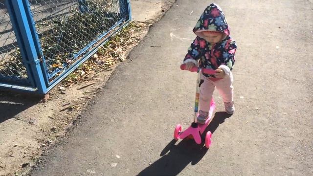 Ариша в 1год и 3 месяца катается на самокате! смотреть онлайн