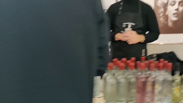 ГОТОВИМ ПОДАРКИ К НОВОМУ ГОДУ . Что продают в Киеве. ВАРЕНЬЕ ИЗ ШИШЕК. смотреть онлайн