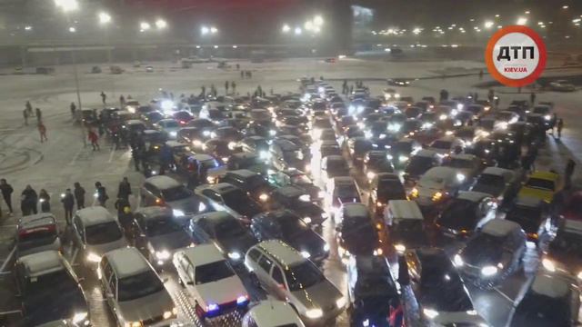 Наши друзья засняли с квадрика шикарную елку из 206 авто. Блокбастер:), смотреть онлайн