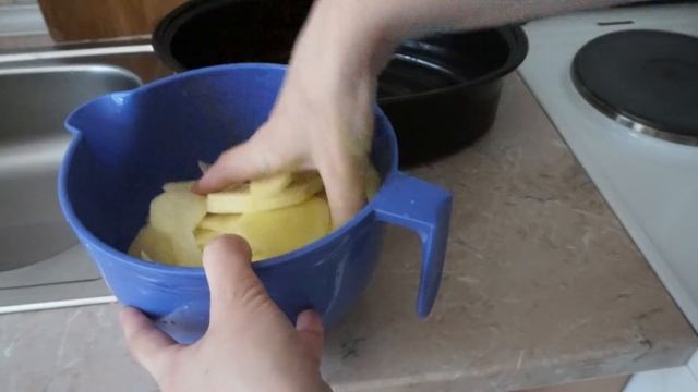 Мусака из картофеля с фаршем/Musaka from potatoes смотреть онлайн