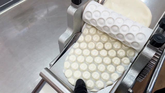 ДЕЛАЕМ КОНФЕТЫ БОН ПАРИ/ BON PARI CANDY FORMING ROLLERS смотреть онлайн