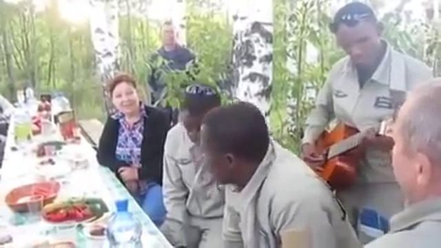 Чернокожие курсанты поют песню "Господа офицеры" смотреть онлайн