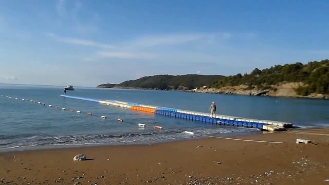 Черногория пляж в Бечичи после шторма (Montenegro beach after the storm in Becici) смотреть онлайн