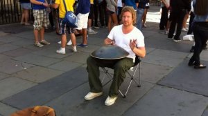 Уличный музыкант играет на Ханге (Hang music)