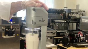 Приготовление молочного коктейля в Миксере для молочных коктейлей MACAP F6.#Macap#коктейль#Италия