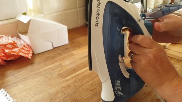 Morphy Richards Light Glide 100 Steam Iron 300401 review and demo UK смотреть онлайн
