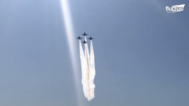 US Air Force Pilots Fly Gigantic Bomber So Fast the Cockpit Starts to Shake смотреть онлайн